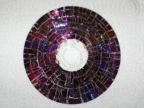 Imagen titulada "Burned" DVD, microwaved to ensure total elimination of private data. 476